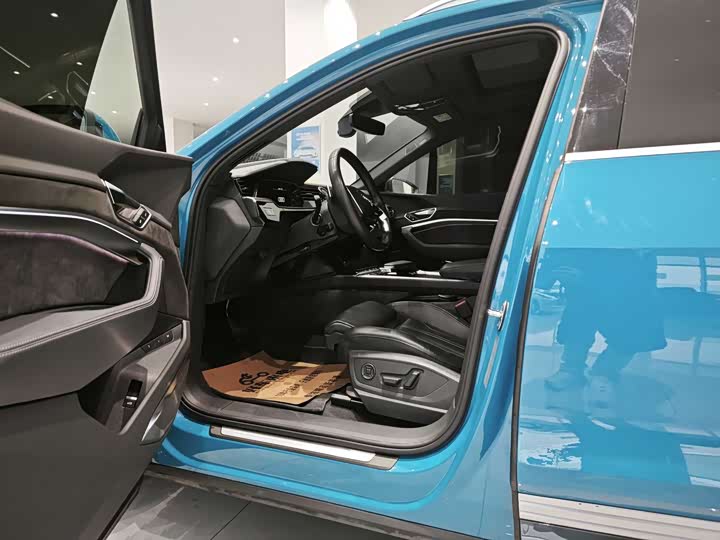 Фото 6 - Audi e-tron