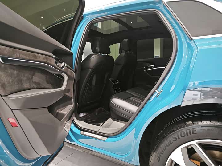 Фото 9 - Audi e-tron