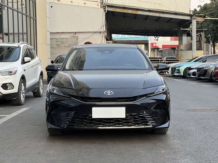 Фото 2 - Toyota Camry