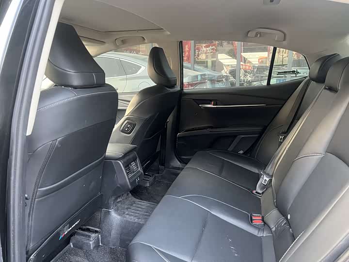 Фото 4 - Toyota Camry