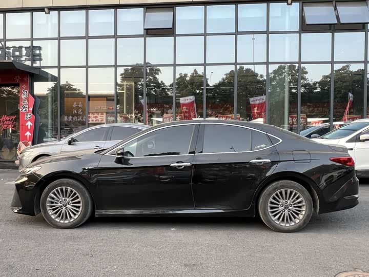 Фото 6 - Toyota Camry