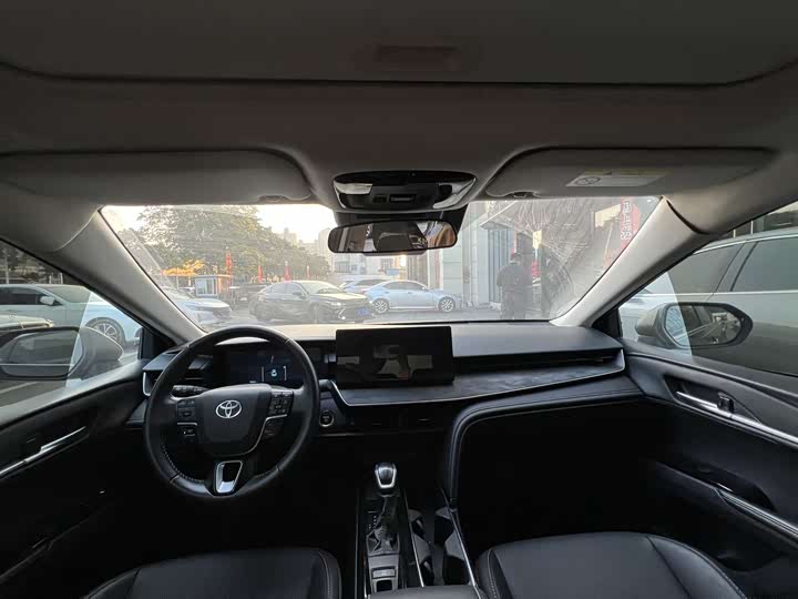 Фото 9 - Toyota Camry