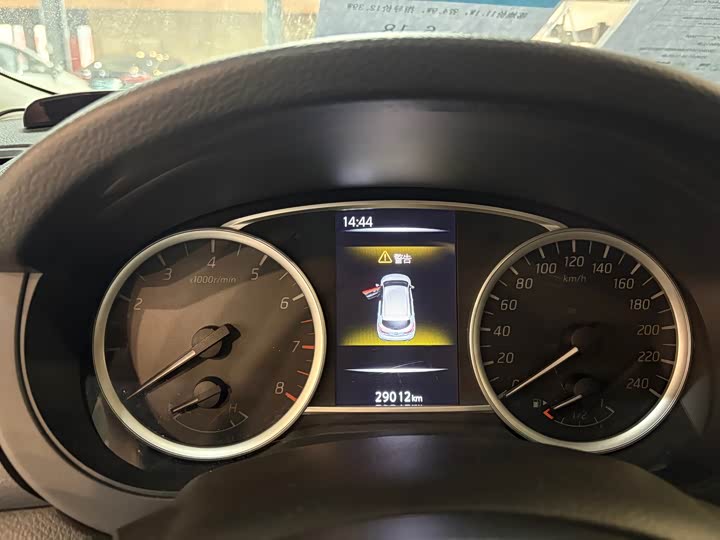 Фото 8 - Nissan Tiida