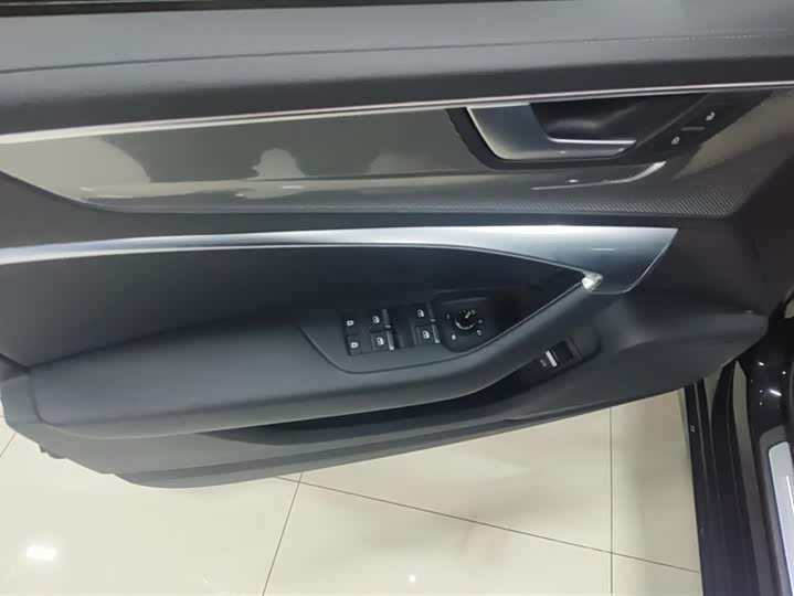 Фото 7 - Audi A6L