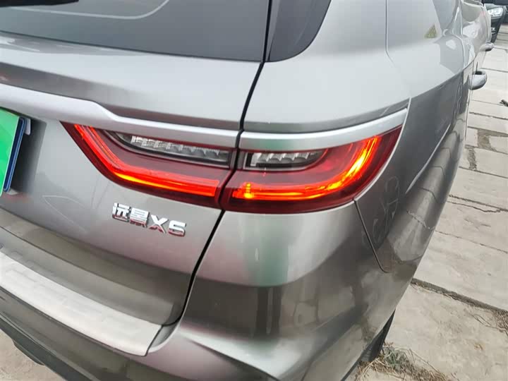 Фото 8 - Geely Vision X6