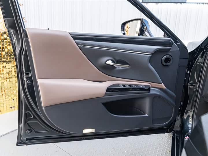 Фото 6 - Lexus ES