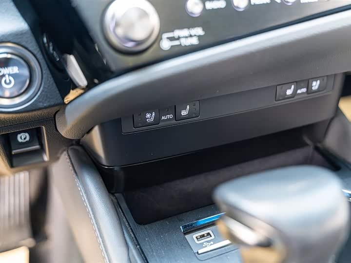 Фото 9 - Lexus ES