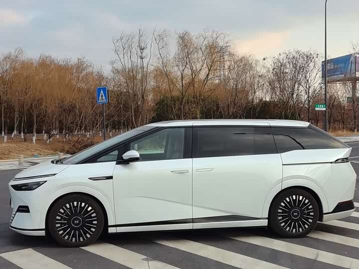 Фото 3 - XPeng X9