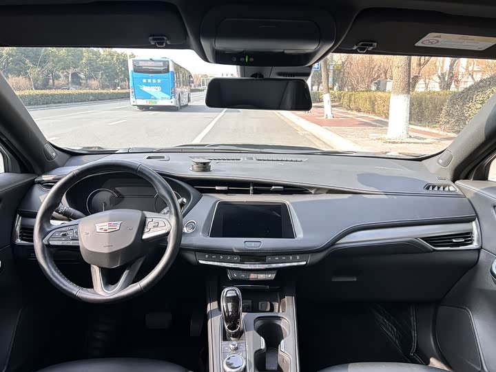 Фото 9 - Cadillac XT4