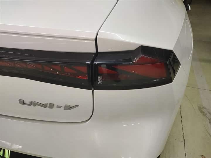 Фото 8 - Changan UNI-V Hybrid