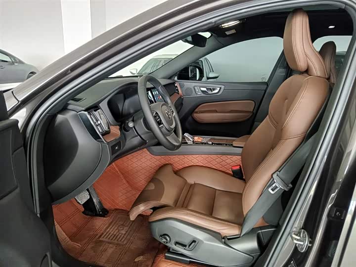 Фото 8 - Volvo XC60