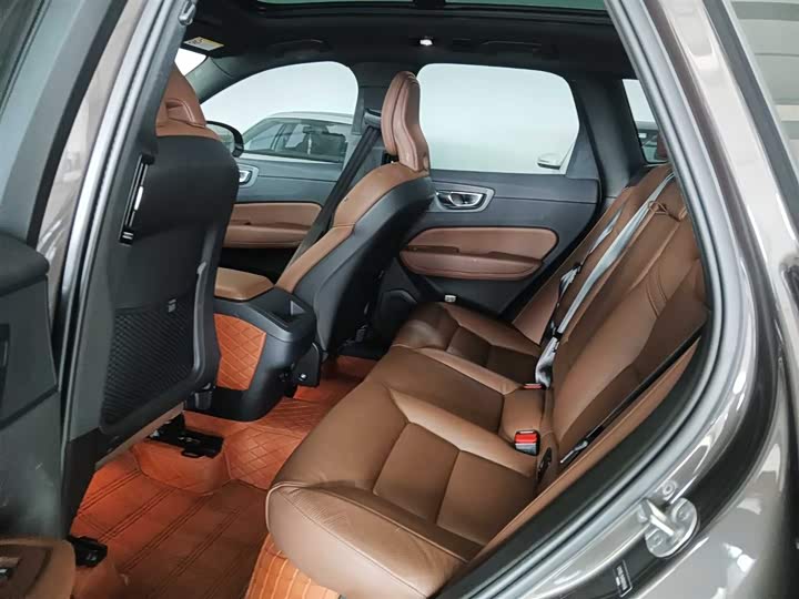 Фото 9 - Volvo XC60