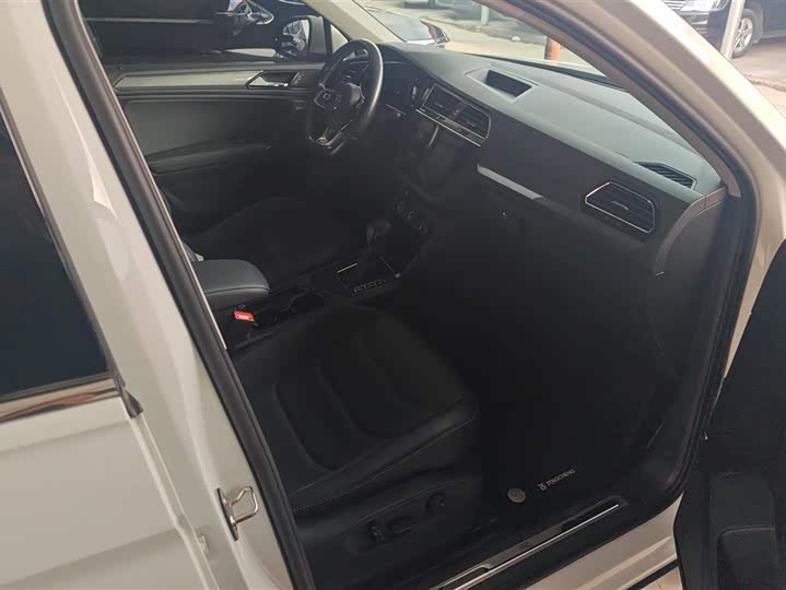 Фото 8 - Volkswagen Tiguan L Pro