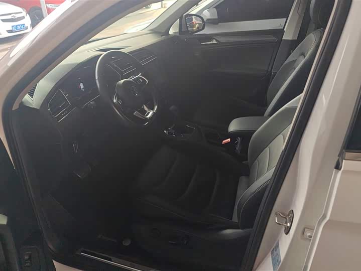 Фото 9 - Volkswagen Tiguan L Pro