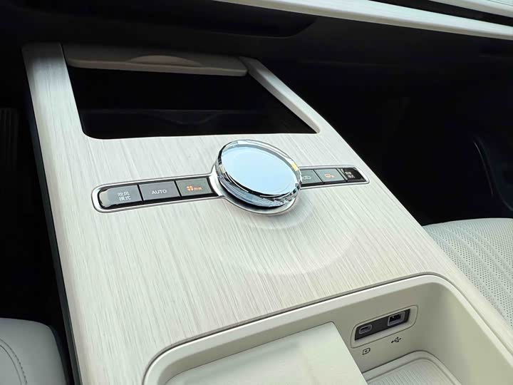 Фото 8 - Geely Galaxy E8