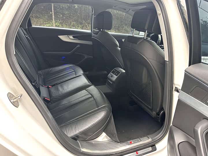 Фото 4 - Audi A4L