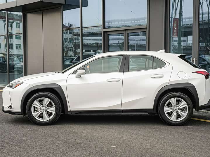 Фото 7 - Lexus UX