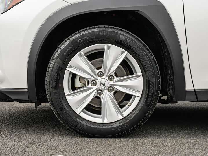 Фото 8 - Lexus UX