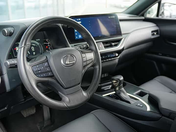 Фото 9 - Lexus UX