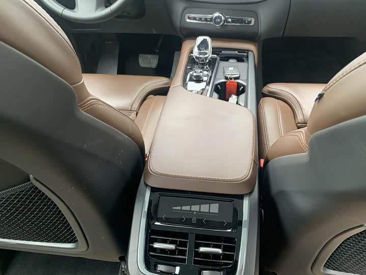 Фото 8 - Volvo XC90