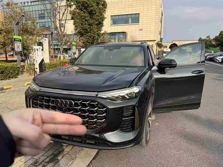 Фото 1 - Audi Q6