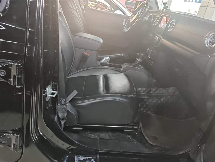 Фото 8 - Jeep Wrangler Hybrid