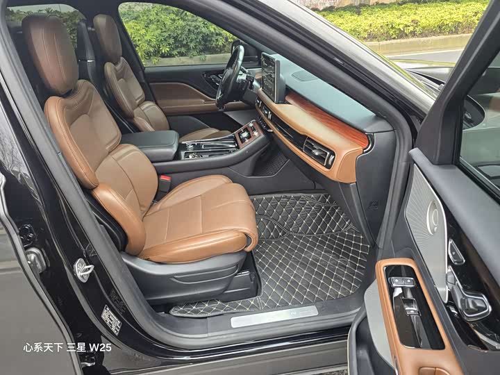 Фото 7 - Lincoln Aviator