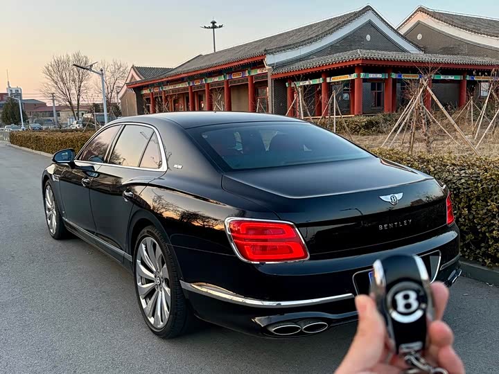 Фото 9 - Bentley Flying Spur
