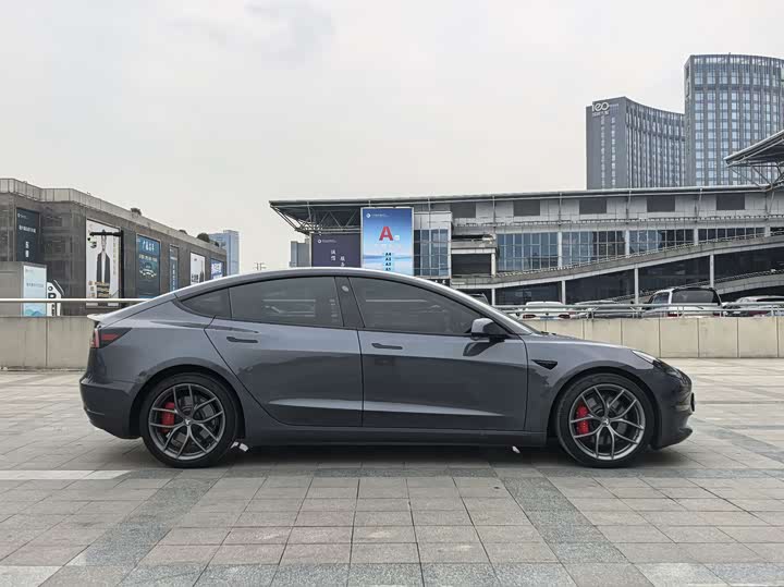 Фото 4 - Tesla Model 3