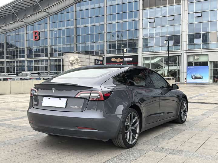 Фото 8 - Tesla Model 3