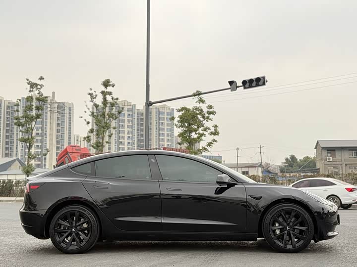 Фото 4 - Tesla Model 3