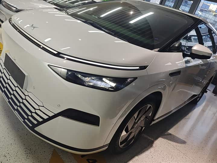 Фото 1 - XPeng X9