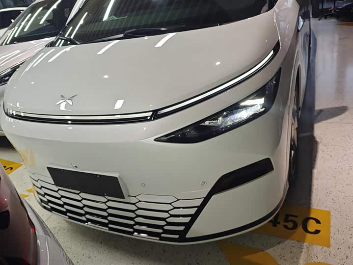 Фото 2 - XPeng X9