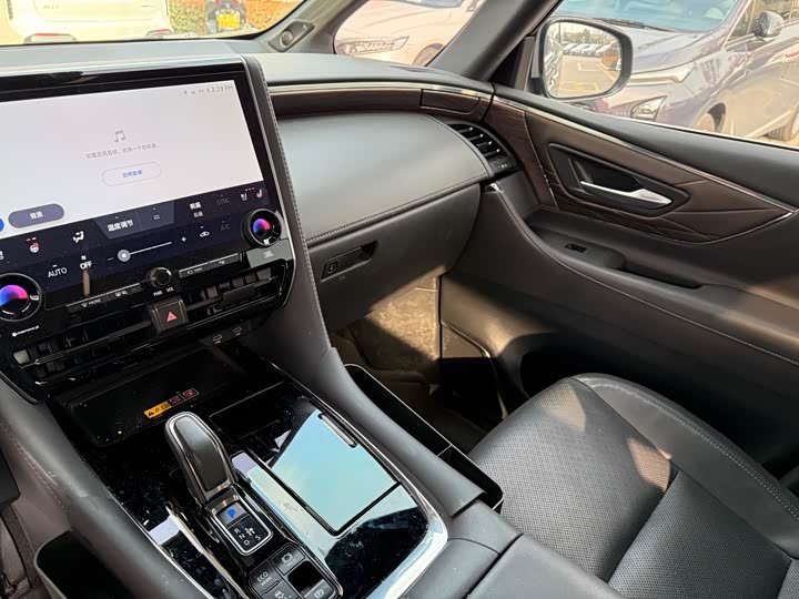 Фото 9 - Toyota Vellfire