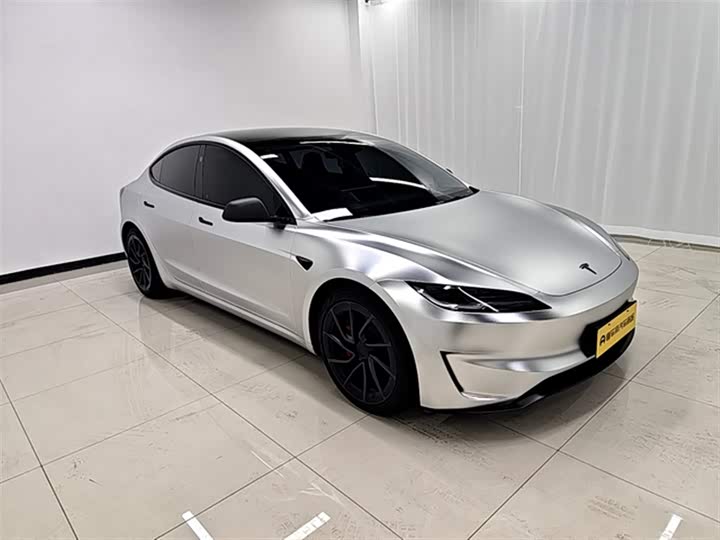 Фото 4 - Tesla Model 3