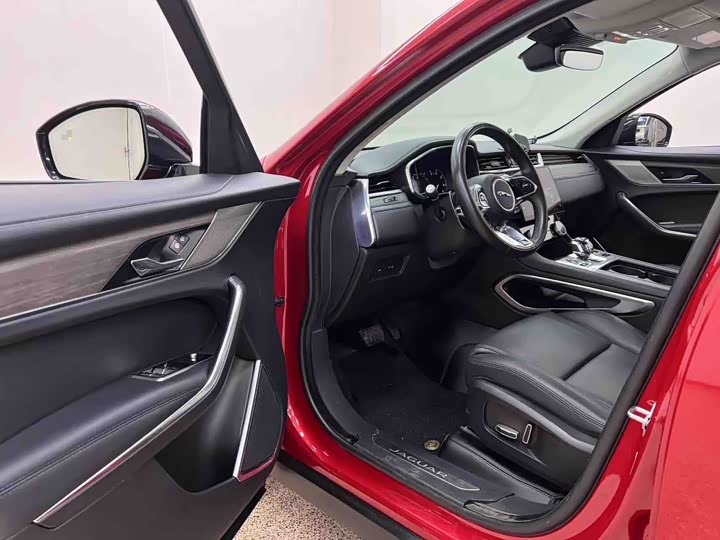 Фото 7 - Jaguar F-Pace