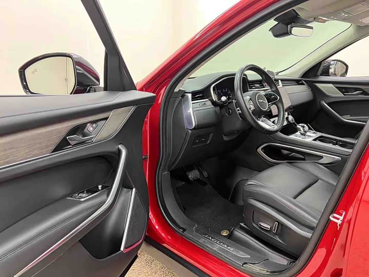 Фото 8 - Jaguar F-Pace