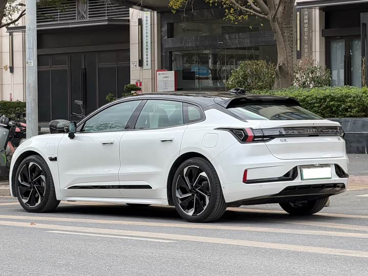 Фото 2 - Zeekr 001