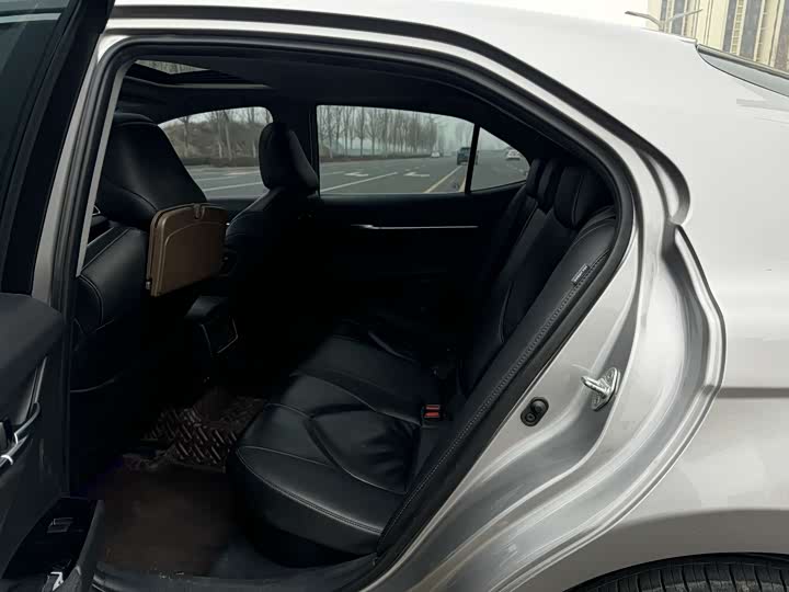 Фото 5 - Toyota Camry