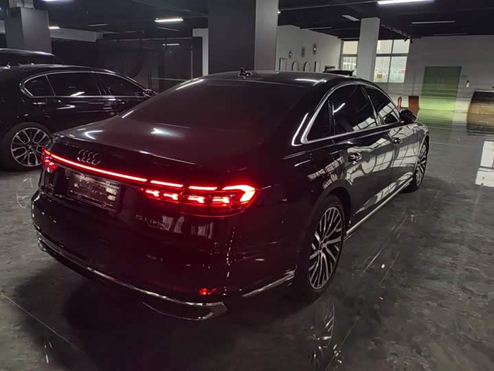 Фото 3 - Audi A8