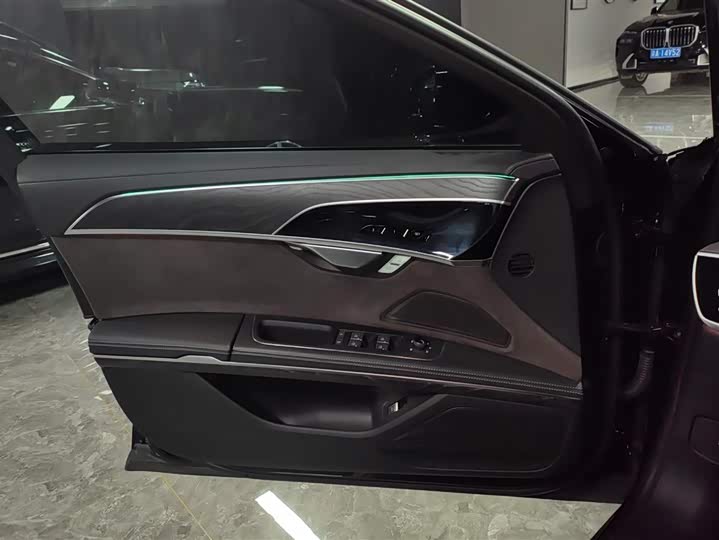 Фото 7 - Audi A8