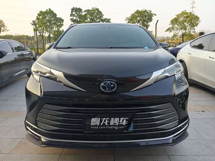 Фото 2 - Toyota Sienna