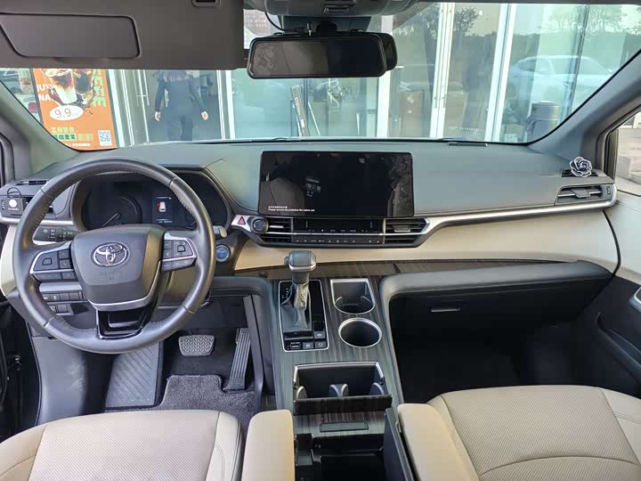 Фото 9 - Toyota Sienna