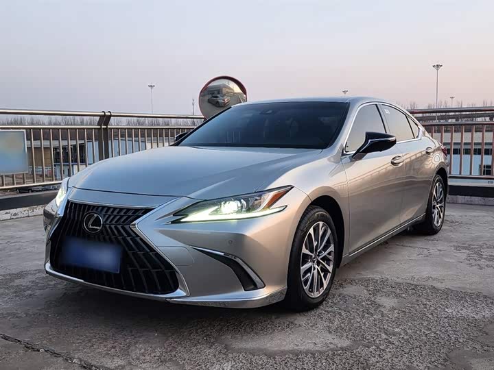 Фото 2 - Lexus ES