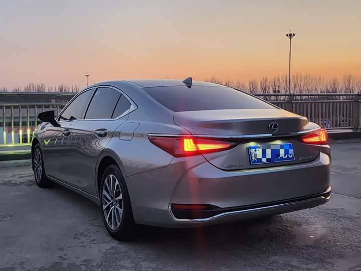 Фото 5 - Lexus ES