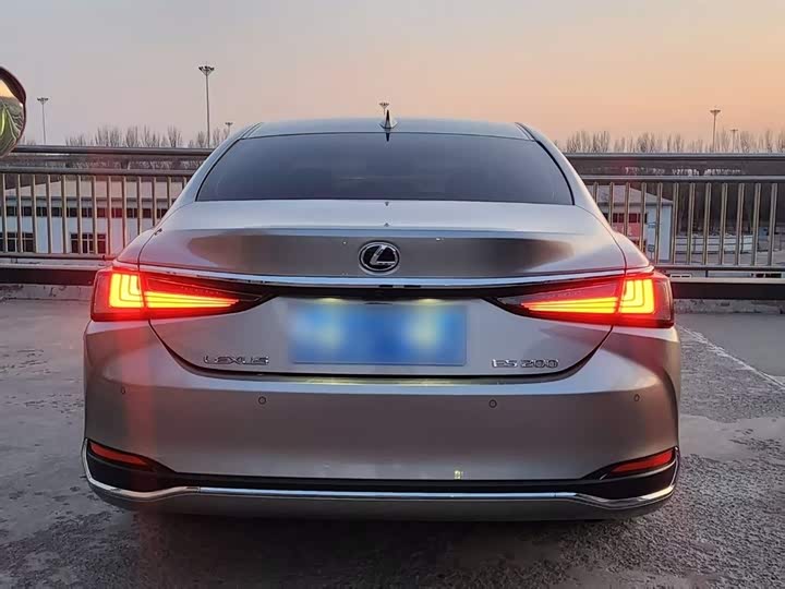 Фото 6 - Lexus ES