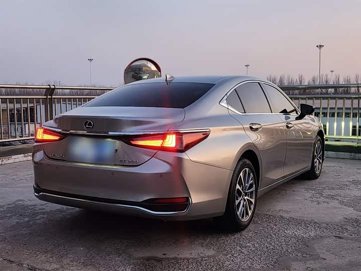 Фото 7 - Lexus ES