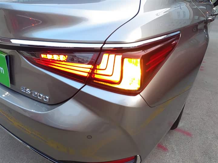 Фото 8 - Lexus ES