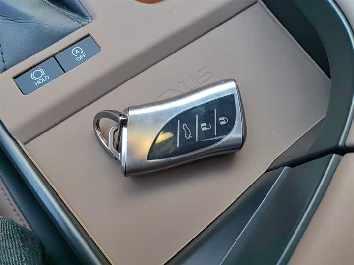 Фото 9 - Lexus ES