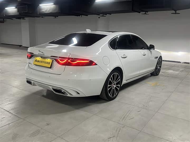 Фото 8 - Jaguar XF L